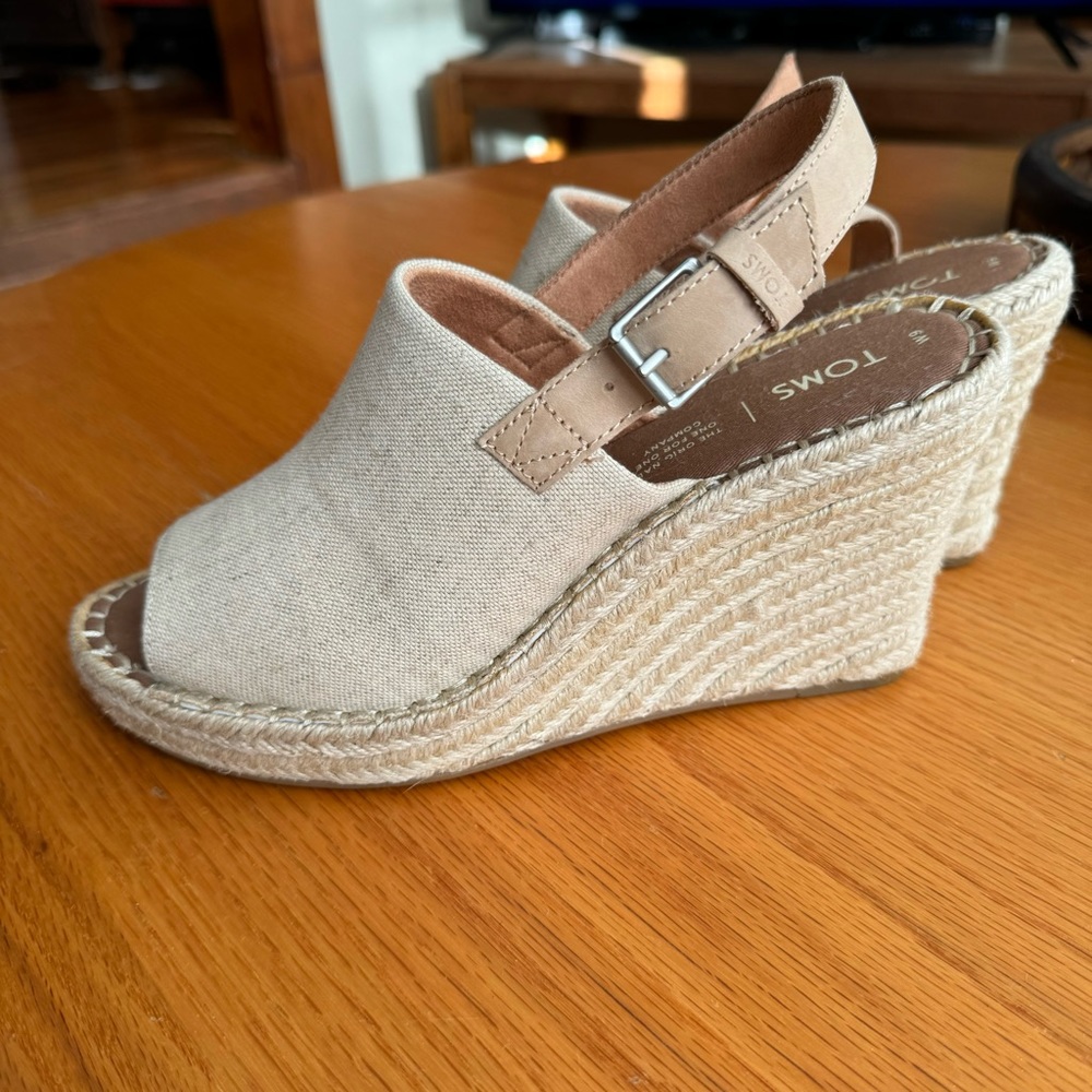 TOMS WEDGE ESPADRILLE SANDAL NEW BEIGE CANVAS ELEGANT CASUAL CLASSY VACATION